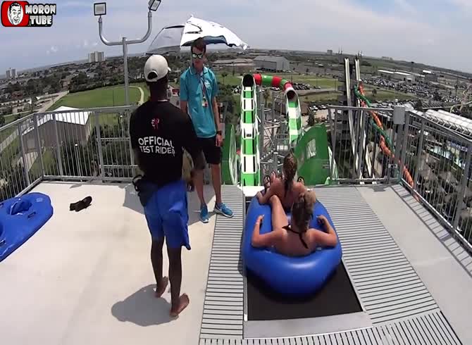 Video :What a delight this water slide is!